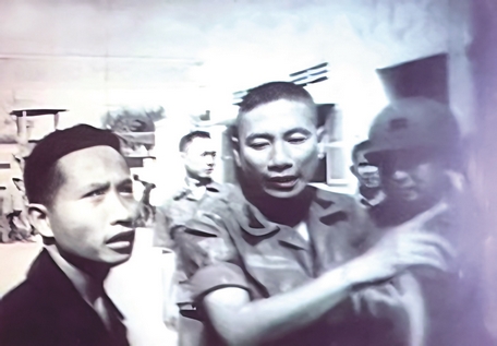 Đồng chí Nguyễn Văn Bá (bìa trái)- Trung đoàn phó Trung đoàn 3 và Đại tá Lê Trung Thành- Tỉnh trưởng Vĩnh Long, sáng ngày 1/5/1975. Ảnh: TL