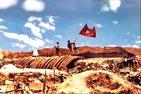 Ngày 7/5/1954, Chiến dịch lịch sử Điện Biên Phủ kết thúc thắng lợi, toàn bộ tập đoàn cứ điểm của địch ở Điện Biên Phủ đã bị quân ta tiêu diệt, lá cờ “Quyết chiến quyết thắng” đang phấp phới bay trên nóc hầm Tướng De Castries. Ảnh: Tư liệu