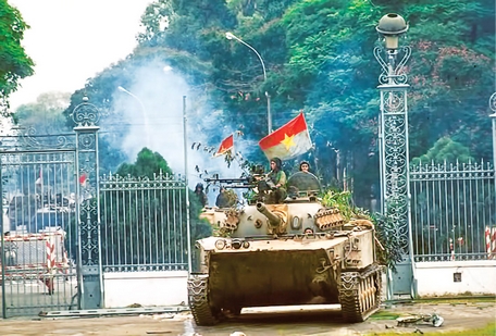 Đúng 11 giờ 30 phút ngày 30/4/1975, xe tăng của quân Giải phóng đã tiến vào dinh Tổng thống, sào huyệt cuối cùng của chế độ Ngụy quyền Sài Gòn, giải phóng miền Nam, thống nhất hoàn toàn đất nước. Ảnh: Tư liệu