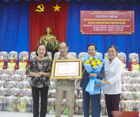Lãnh đạo Hội nạn nhân chất độc da cam/Dioxin, Người khuyết tật và Bảo trợ xã hội trao bằng khen của Thủ tướng Chính phủ cho ông bà Lê Văn Chính.