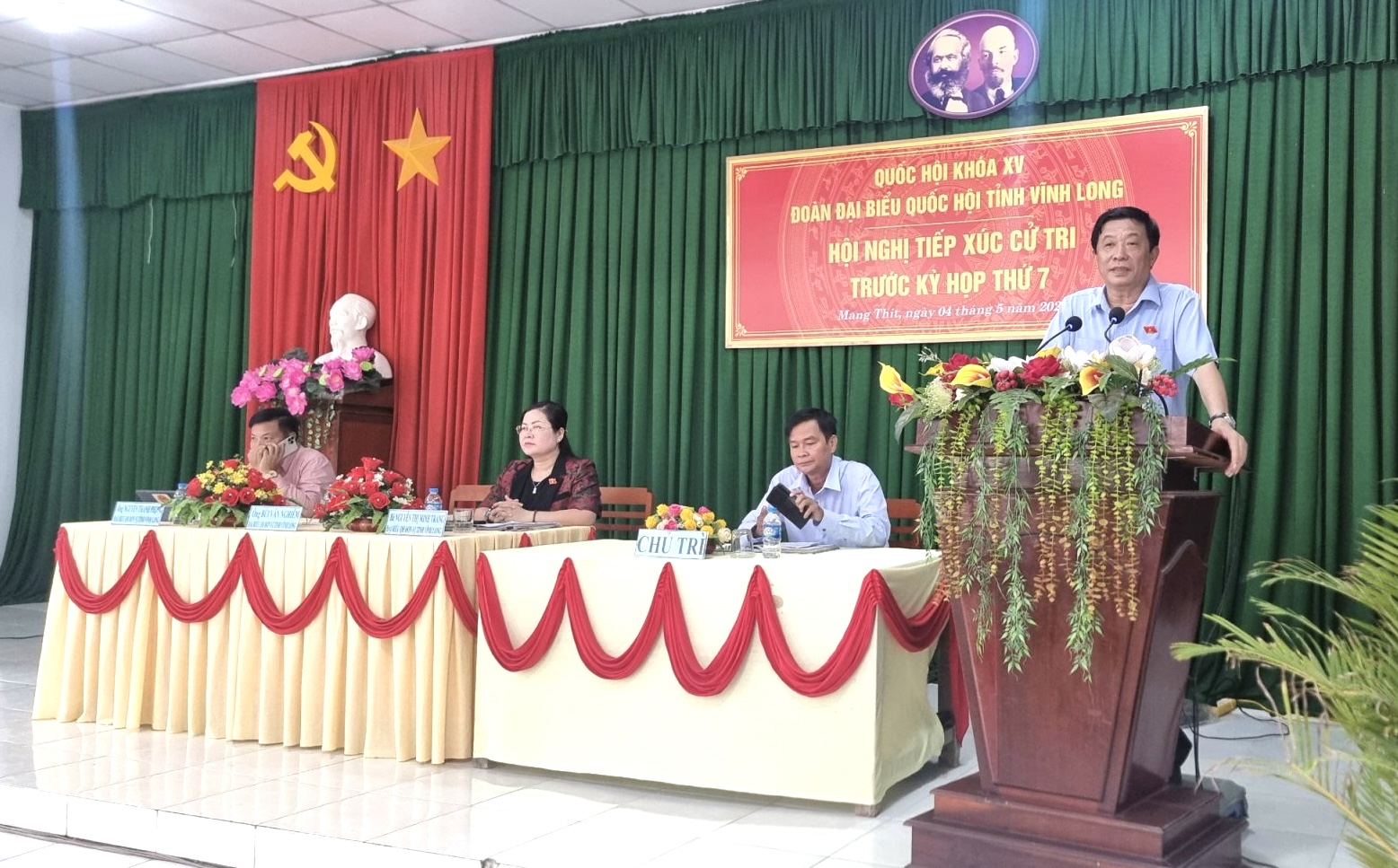 Đoàn Đại biểu Quốc hội đơn vị tỉnh Vĩnh Long tiếp xúc cử tri tại huyện Mang Thít.