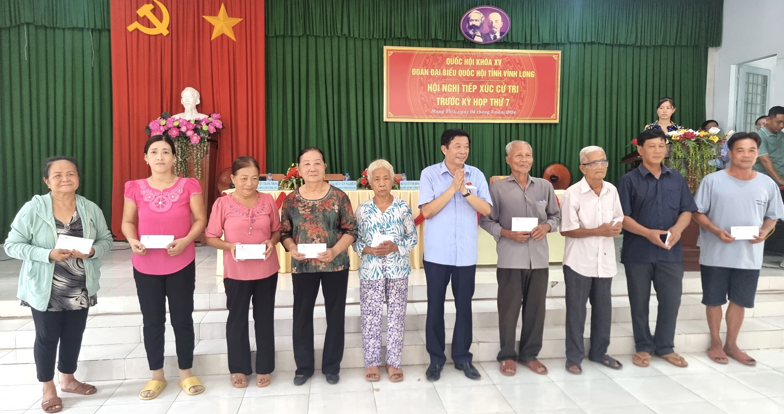Trưởng Đoàn Đại biểu Quốc hội đơn vị tỉnh Vĩnh Long Bùi Văn Nghiêm trao tặng 10 phần quà cho gia đình chính sách, người có công và gia đình thân nhân liệt sĩ trên địa bàn huyện Mang Thít.
