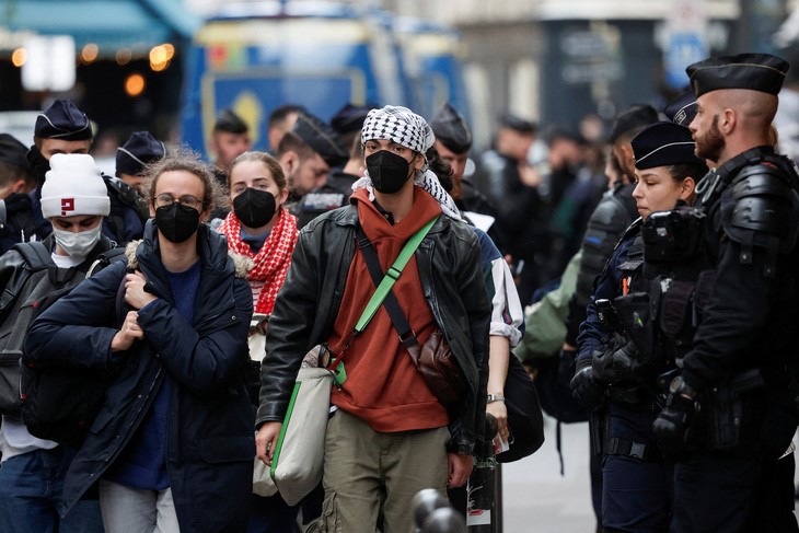 Người biểu tình ủng hộ Palestine trong cuộc sơ tán Viện Nghiên cứu chính trị Paris ở Paris, Pháp ngày 3/5 - Ảnh: REUTERS