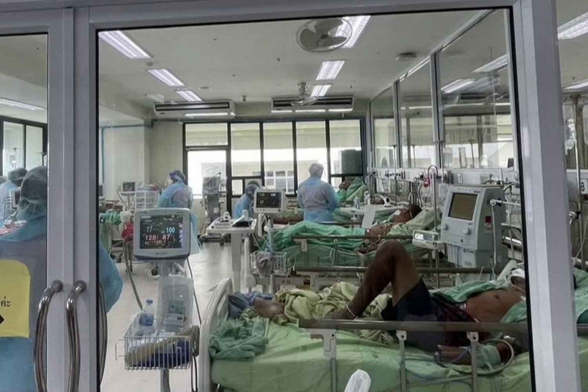 Các tù nhân được điều trị tại một bệnh viện ở Nakhon Si Thammarat. Ảnh: Nujaree Rakrun/Bangkok Post