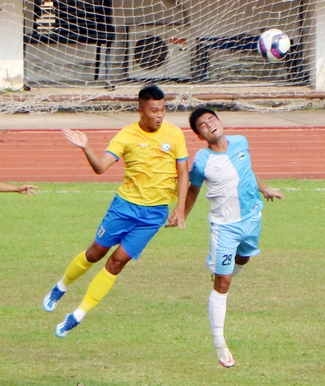 Đội Vĩnh Long (bên trái) kết thúc vòng loại lượt đi Giải Bóng đá hạng nhì quốc gia 2024 với vị trí áp chót bảng B.