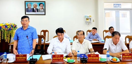 Ông Phạm Minh Hoàng- Bí thư Huyện ủy Bình Tân thông tin làm rõ một số nội dung cần kiến nghị.